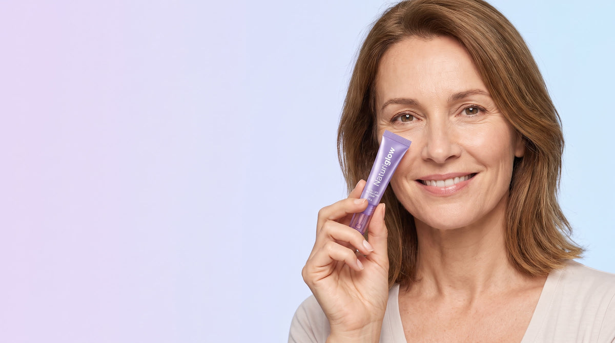 Femme qui tient le gel lift yeux Naturiglow